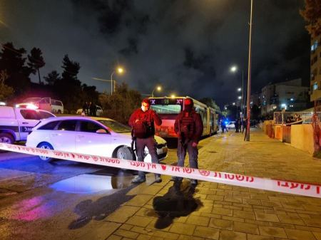 القدس : الشرطة تحقق بحادث اطلاق نار على حافلة